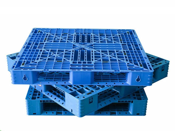 用叉車搬運(yùn)塑料托盤需要注意什么？